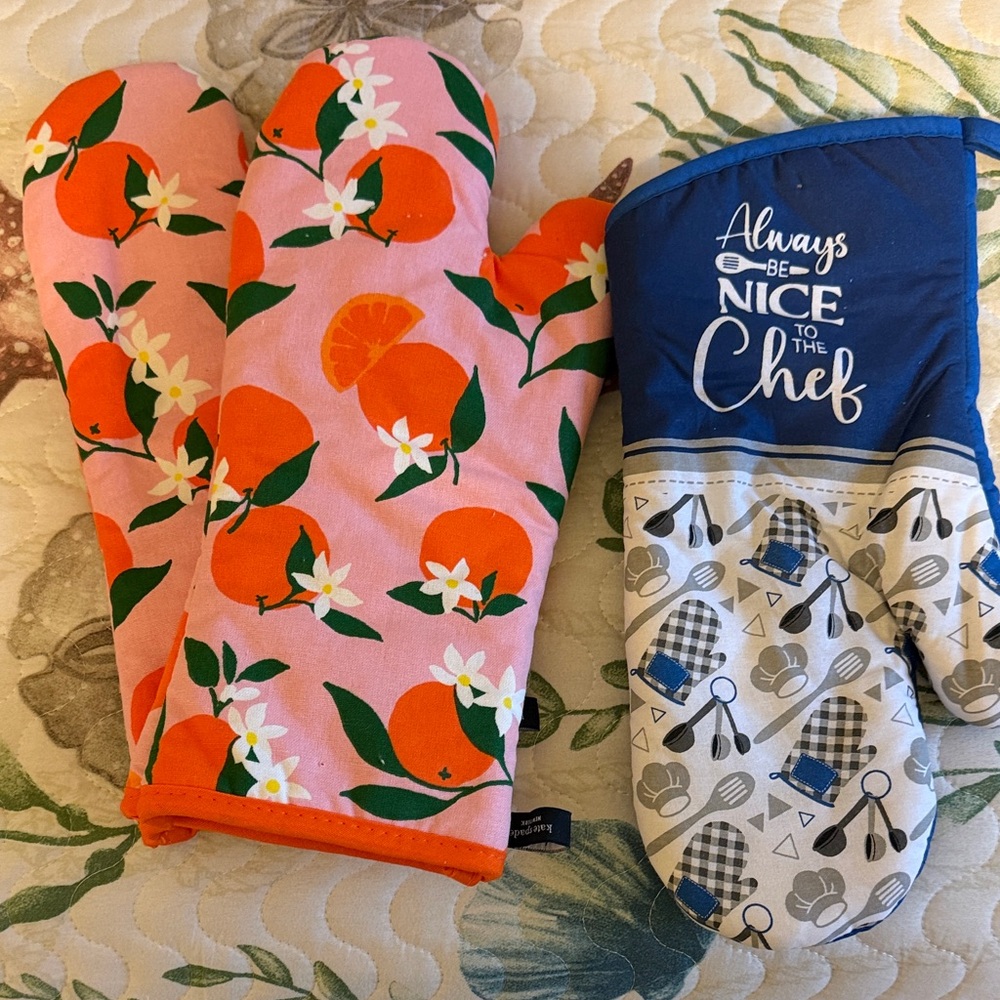 2 Kate Spade oven mitts and a Be Nice to the Chef mitt. 3 total!!  Nvr used